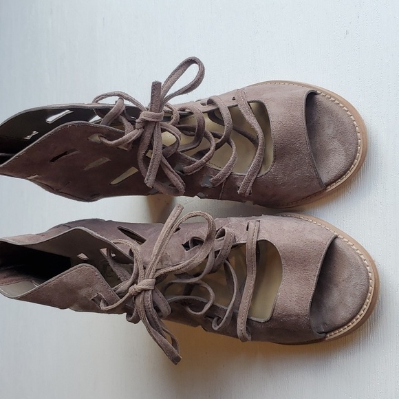 Vince Camuto Gray Taupe Suede Peep Toe Lace Up Tressa Booties 8.5 Wide Like New - Picture 3 of 10